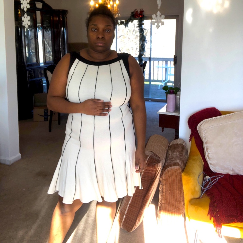 Sandra Darren Cream and black sleeveless flared dress